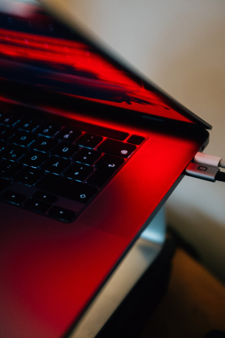 红灯光照在笔记本电脑上
