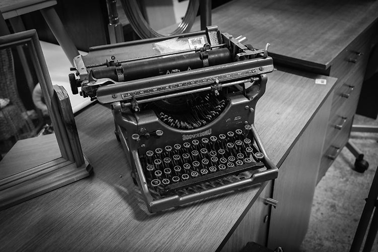 复古台式打字机单色