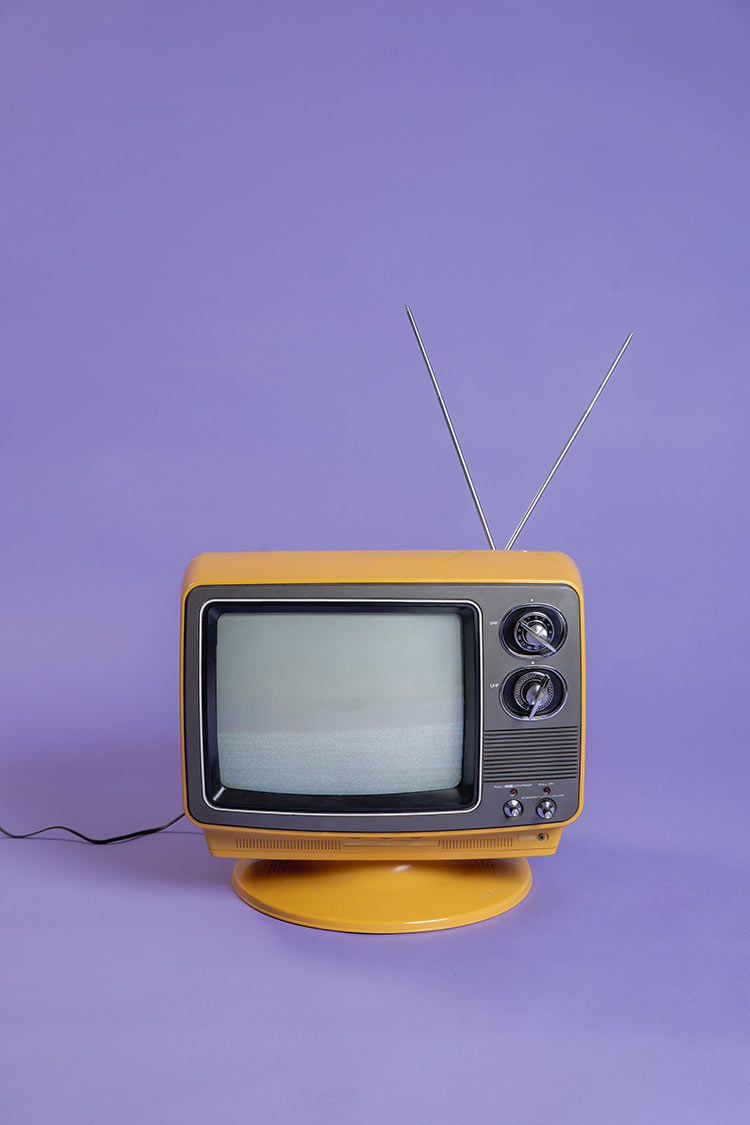 紫色背景的老式电视