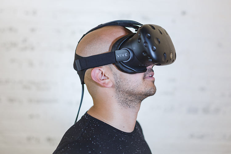 带虚拟VR的男子