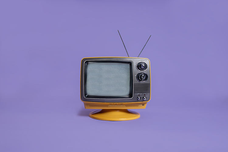 紫色背景的老式电视机