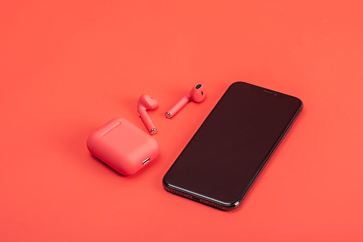 红色桌上的手机和耳机
