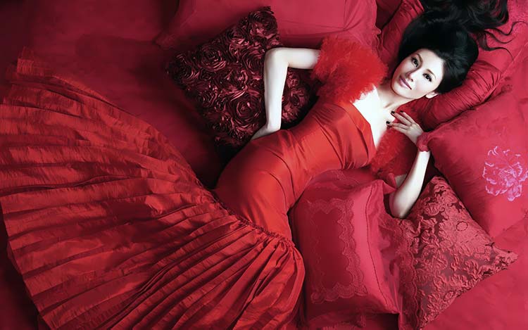 红色婚纱的躺着香港明星李嘉欣高清壁纸033