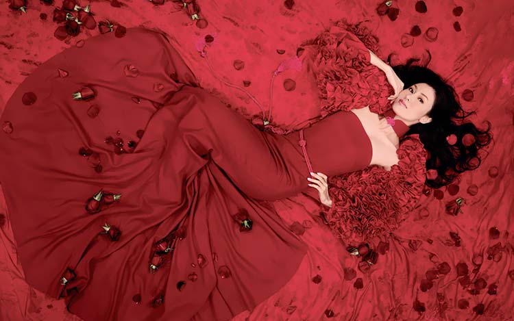 穿着红色婚纱的躺着的香港明星李嘉欣高清壁纸034
