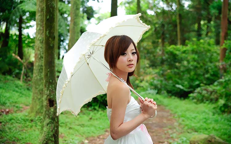 撑着雨伞的清纯少女MM mikao壁纸B010