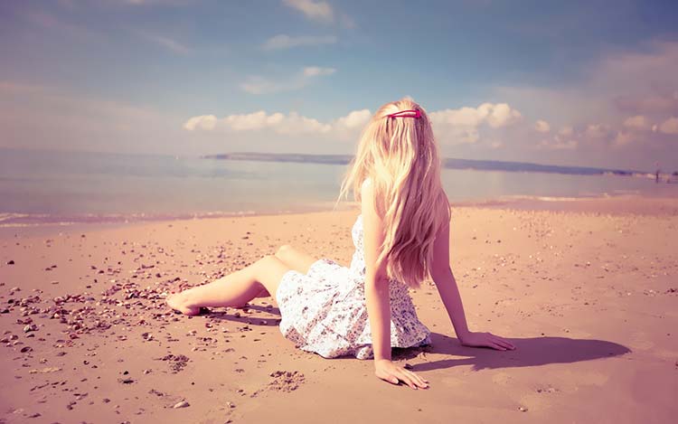 在沙滩上的金发女孩-全球美女桌面壁纸下载