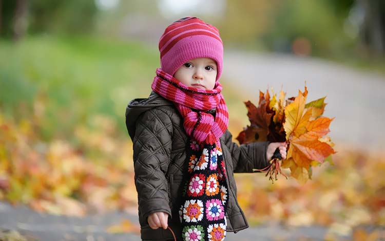 秋天戴帽子的可爱的宝宝摄影壁纸