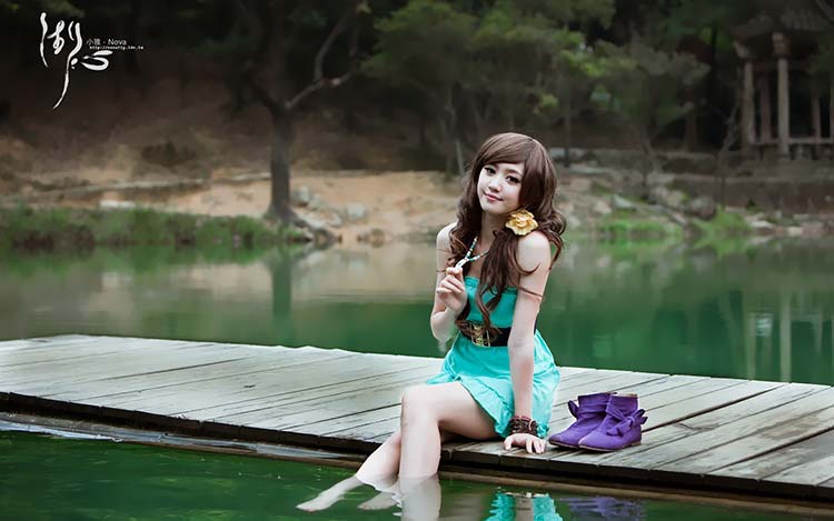 小雅《湖心》坐在水边的美女壁纸B005