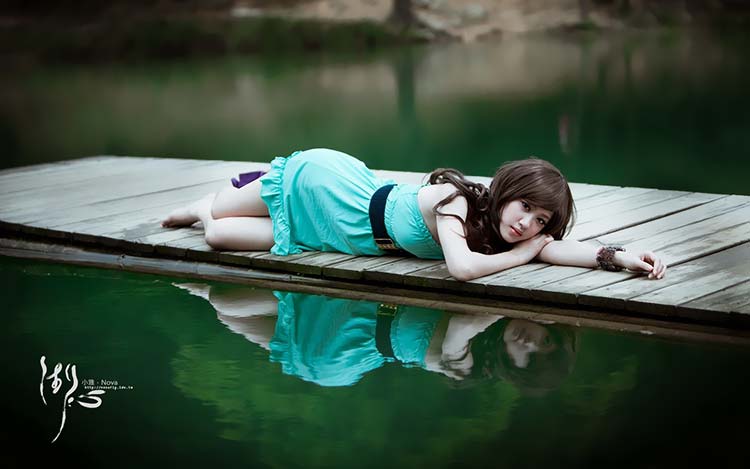 小雅《湖心》趴在湖边的女孩壁纸B006
