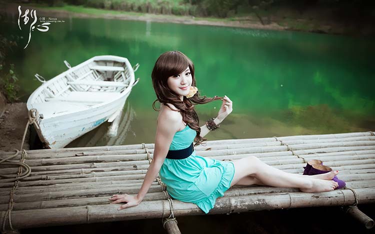 小雅《湖心》坐在竹筏上的女孩壁纸B007