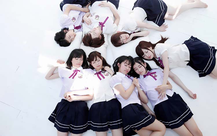 日本美女人气组合乃木坂46一群美女躺着高清壁纸B006