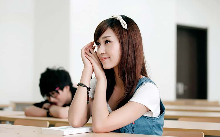东方清纯靓丽美女坐在教室的女孩桌面壁纸