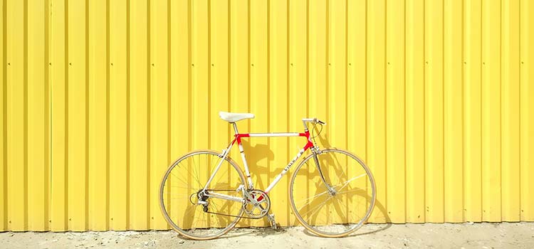 黄色自行车背景墙壁