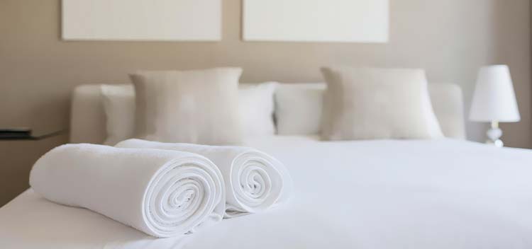 简约家居白色毛巾酒店房间