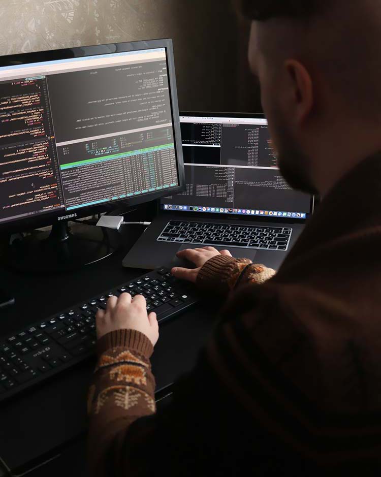 男性计算机程序员键盘黑客技术