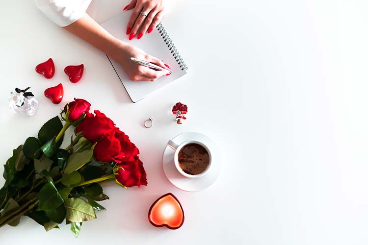 笔记玫瑰花咖啡女人