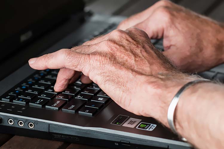 手电脑键盘老年人