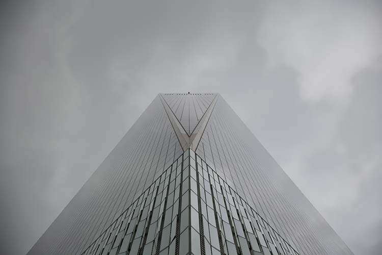 高耸摩天大楼云朵建筑