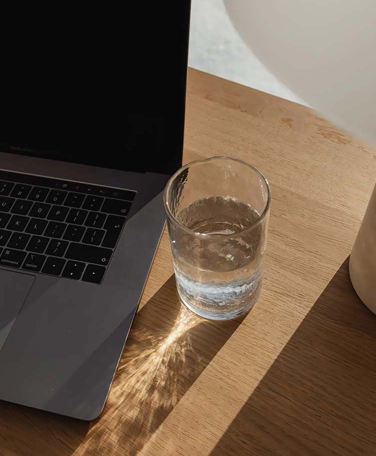 水杯电脑桌面阳光