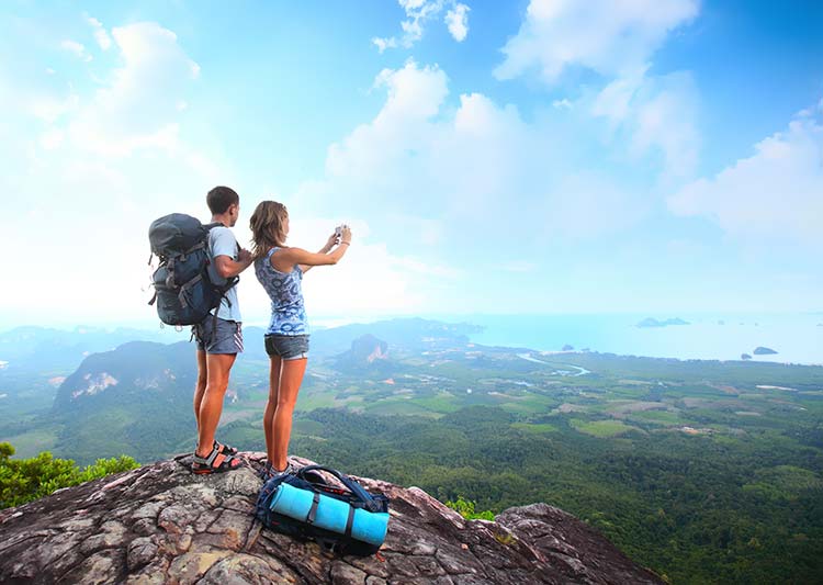 女孩 男孩 登山 高处眺望 徒步旅行 山地 图片