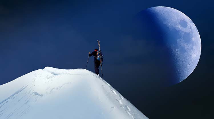 月球山雪登山者天空超级月亮4K图片