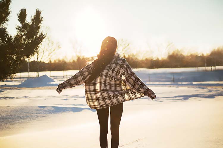 雪地的美女背影摄影4k图片